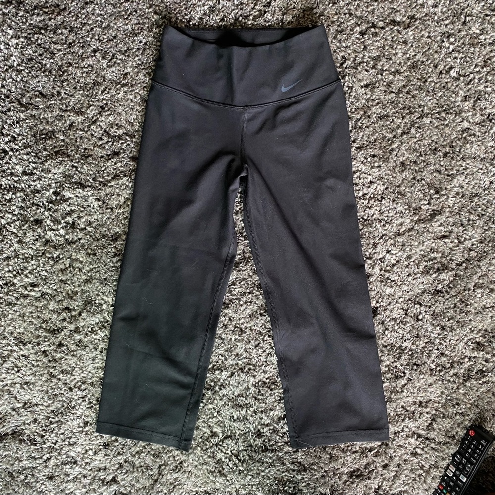 NEVER WORN NIKE CROP LEGGINGS